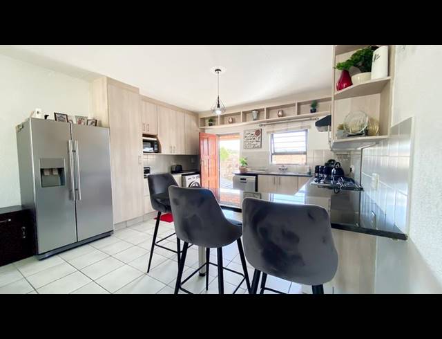 3 BEDROOM TOWNHOUSE FOR SALE IN NEWMARKET
